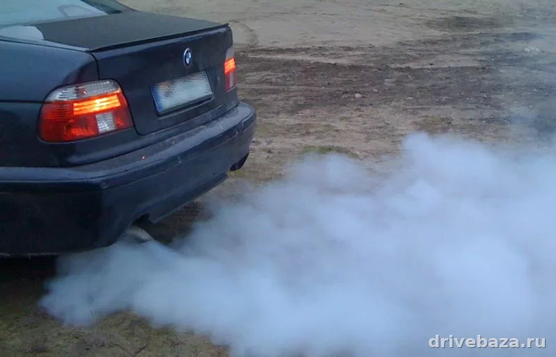 Почему двигатель дымит: чем отличаются белый, синий и черный дым