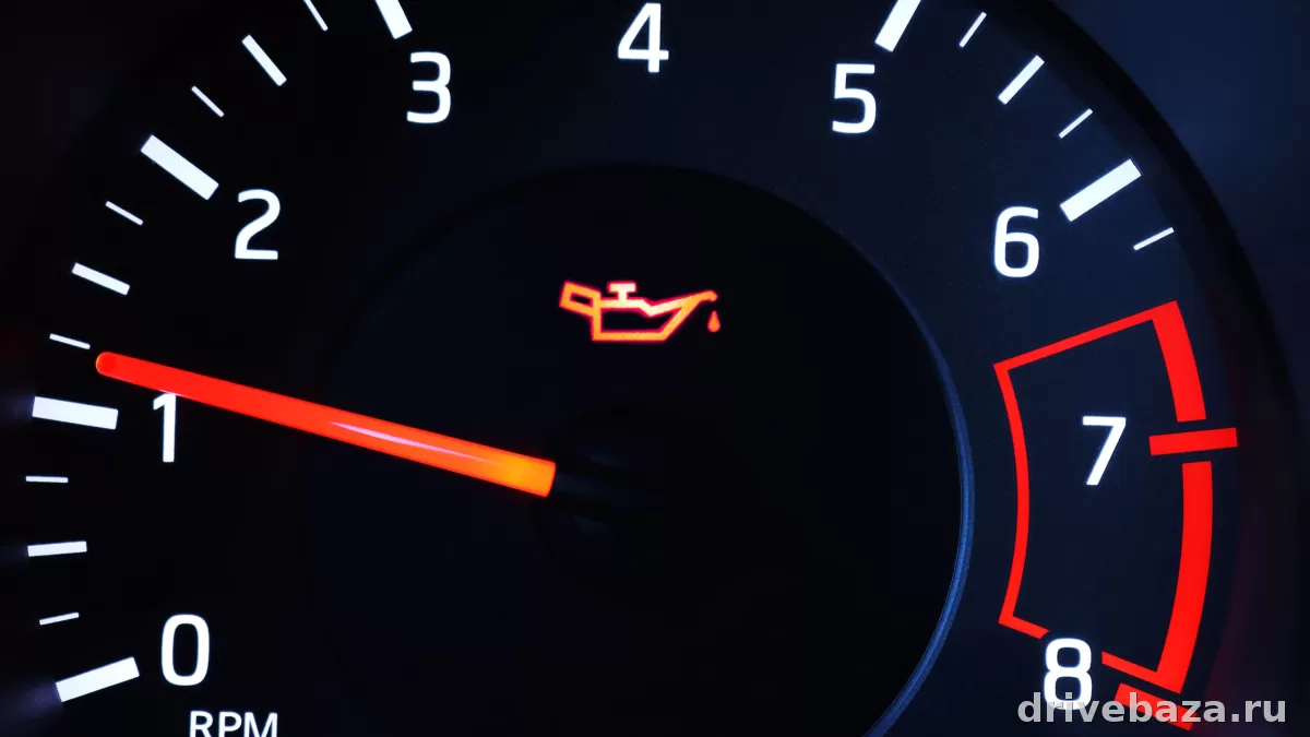 Почему загорается лампочка давления масла: от безобидной задержки после замены до риска для двигателя