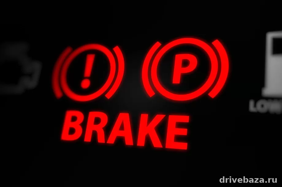 Почему загорается лампочка ручника: основные причины и что проверять сразу