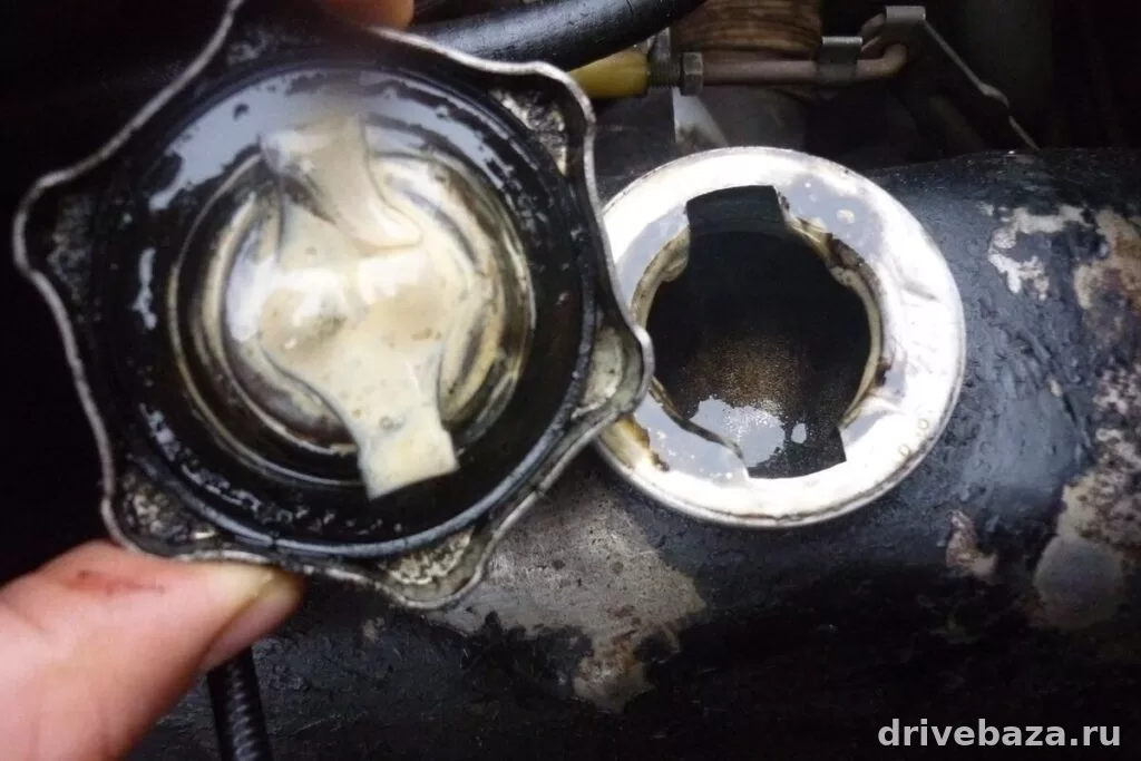 Эмульсия на крышке масла: почему появляется и что делать