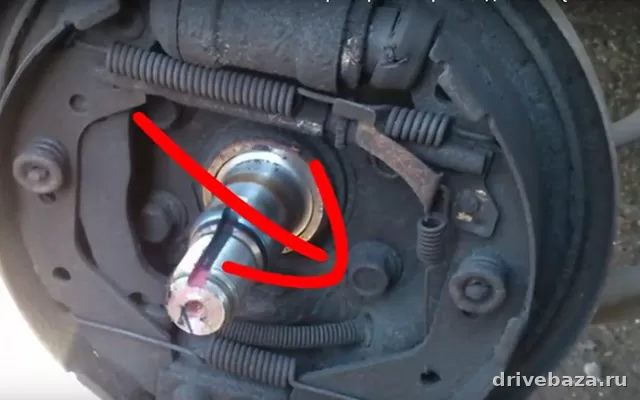 Почему бьет педаль тормоза: основные причины и что проверять в первую очередь