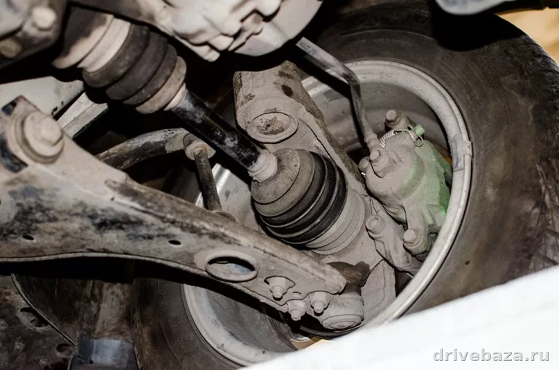 Почему стучит подвеска спереди: что проверить в первую очередь и когда уже нельзя тянуть