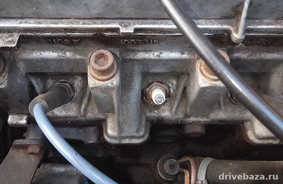 Почему свечи в масле и откуда масло в свечных колодцах: причины, проверка и что делать