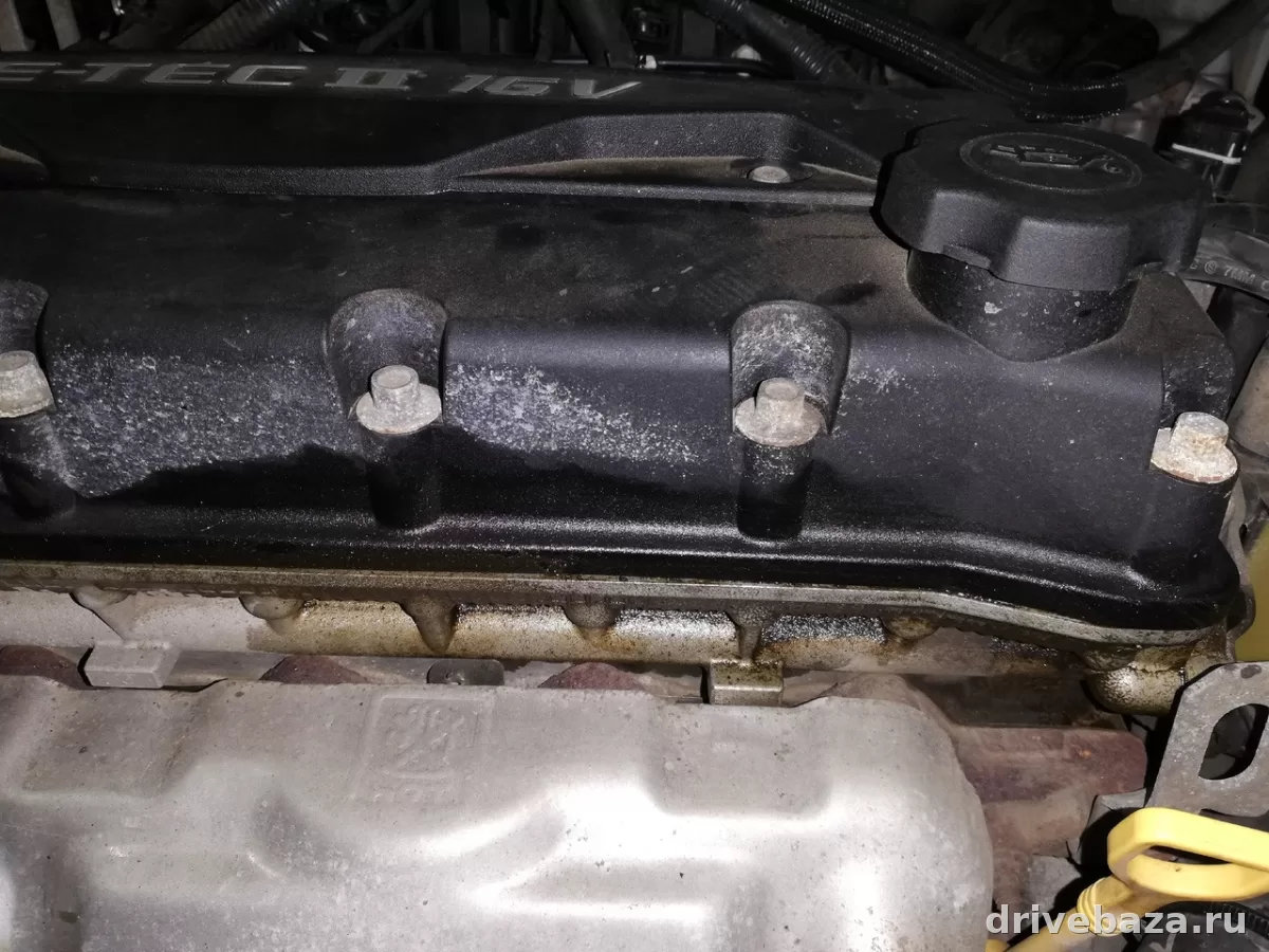 Почему течет масло из-под клапанной крышки: причины, симптомы и что делать без лишних ошибок