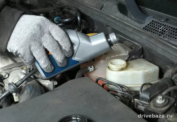 Какую жидкость заливать в гидроусилитель руля: без ошибки по допуску и типу