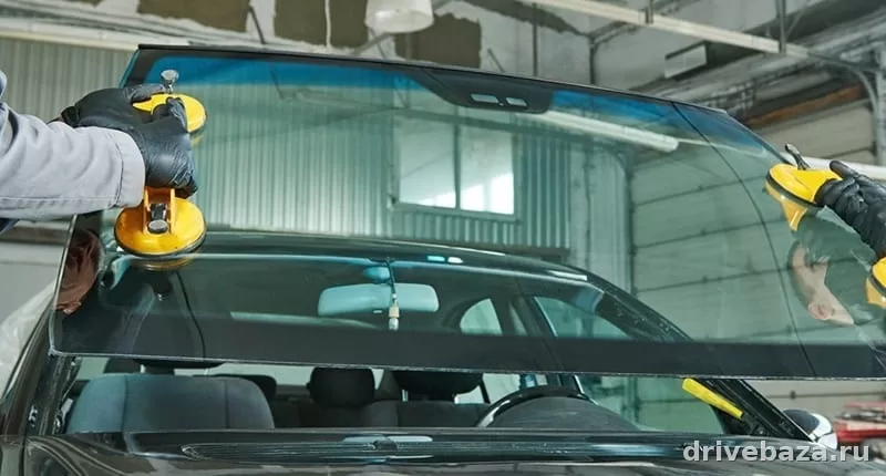 Как выбрать лобовое стекло на автомобиль в 2026 году: бренды, отличия, подделки и требования ГИБДД